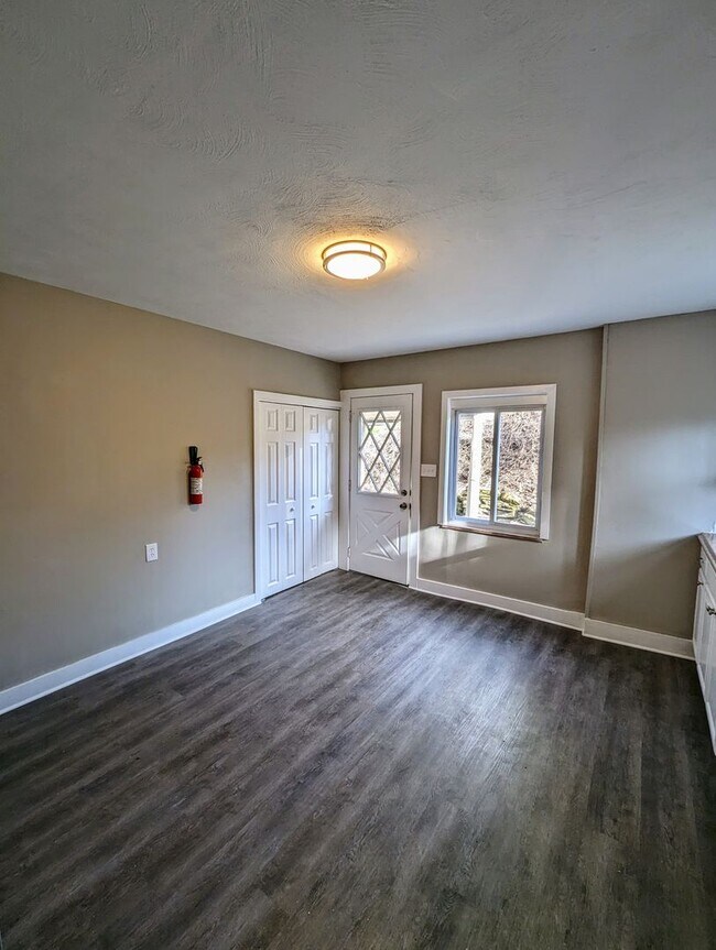 Foto del edificio - Newly Renovated 1 Bed, 1 Bath Apartment in Greenfield w/ Bonus Room - Convenient Location - Avail...