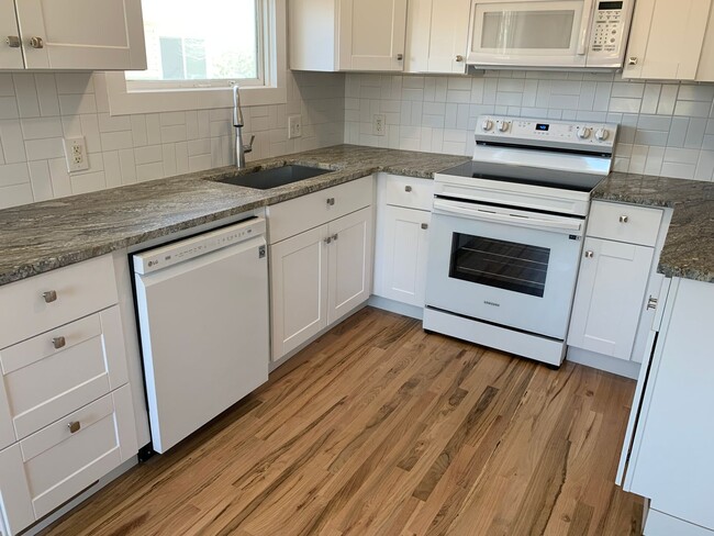 Building Photo - Recently Renovated 3 Bedroom 1 Bath With S...