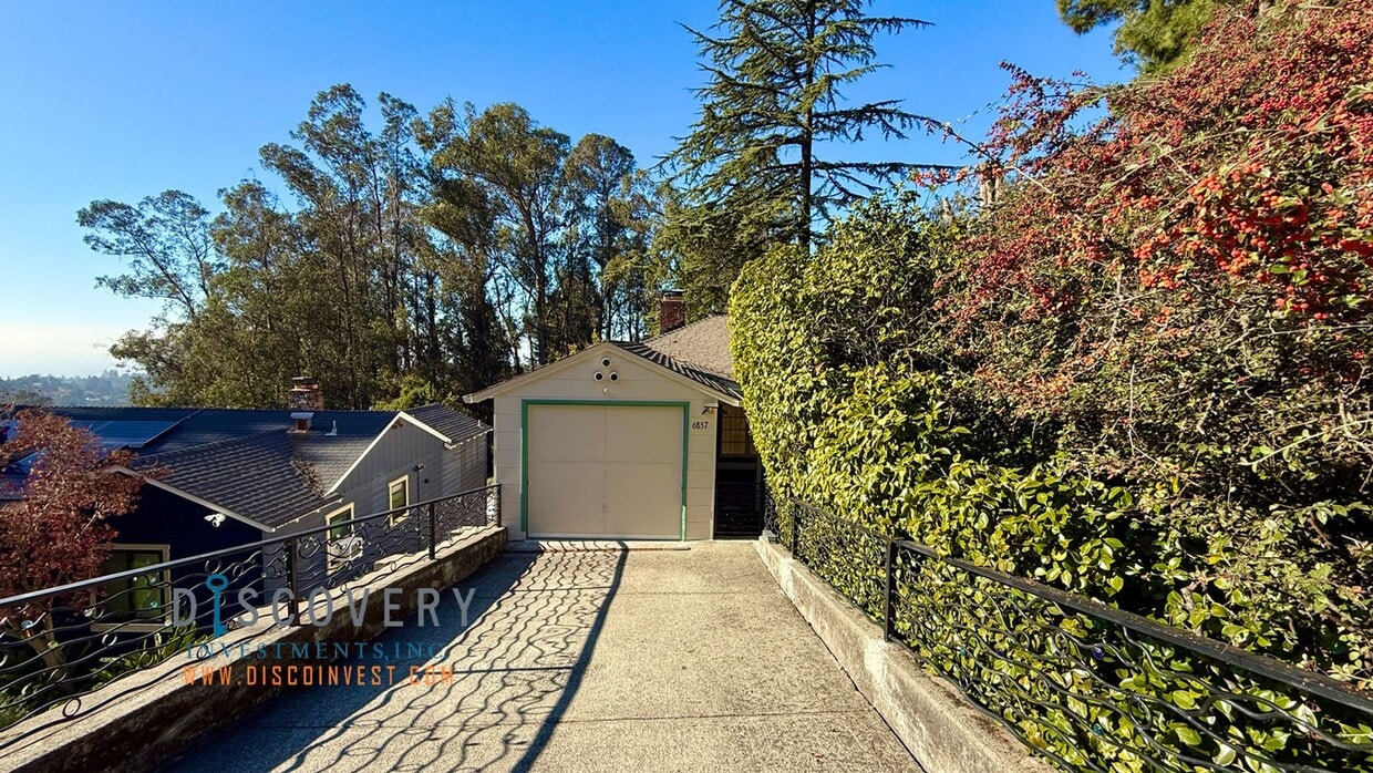 Foto principal - Mid-Century Montclair 3+ Bedroom with Filtered San Francisco Bay Views!