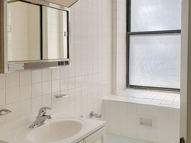 Foto del edificio - 531 W Briar Pl