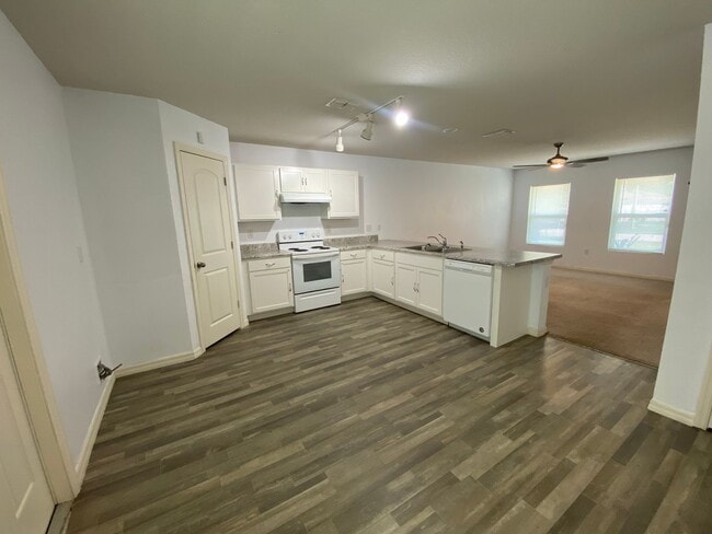 Foto del edificio - Four Bedroom / Three Bath Home