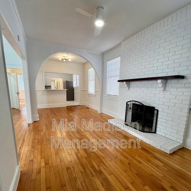Building Photo - 103 W 51st St