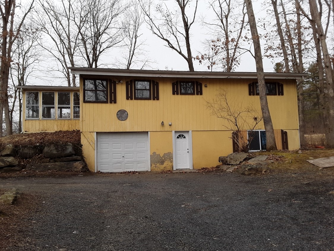 229 Flag Ln Unit PV 6, East Stroudsburg, PA 18301 Apartment for Rent