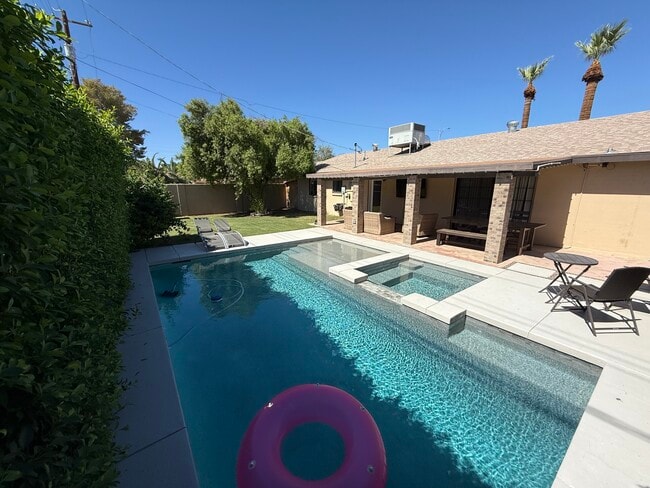 Foto del edificio - 8021 E Oak St