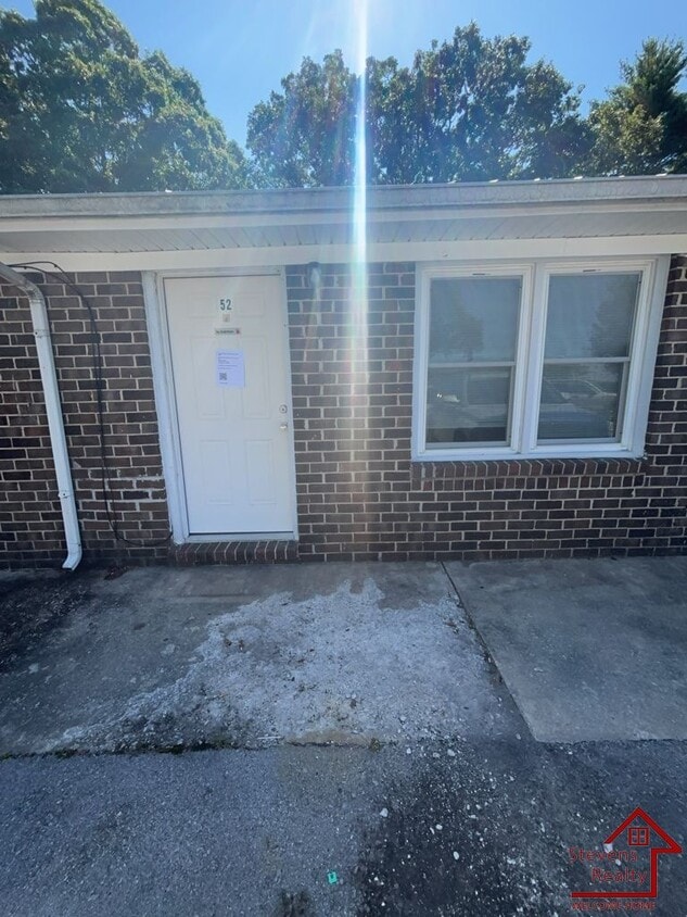 Primary Photo - 702 Couch St