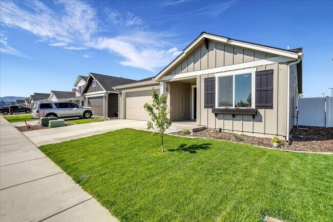 Building Photo - 2877 N Corvus St