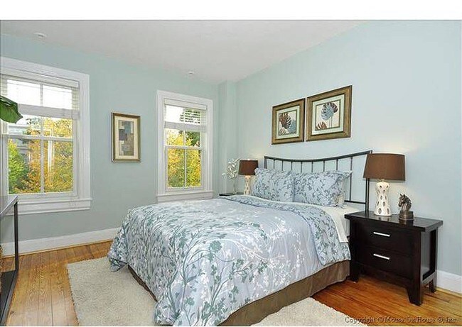 Dormitorio principal bañado por el sol - 134 N Carolina Ave SE
