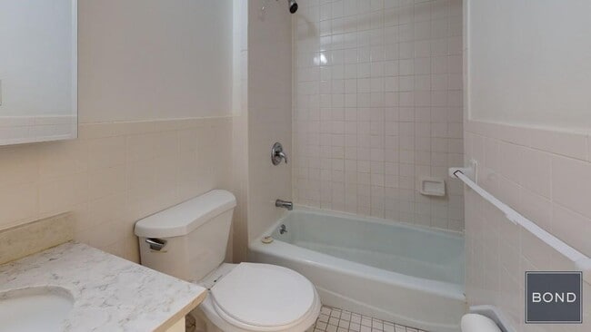 Building Photo - 214 E 85th St