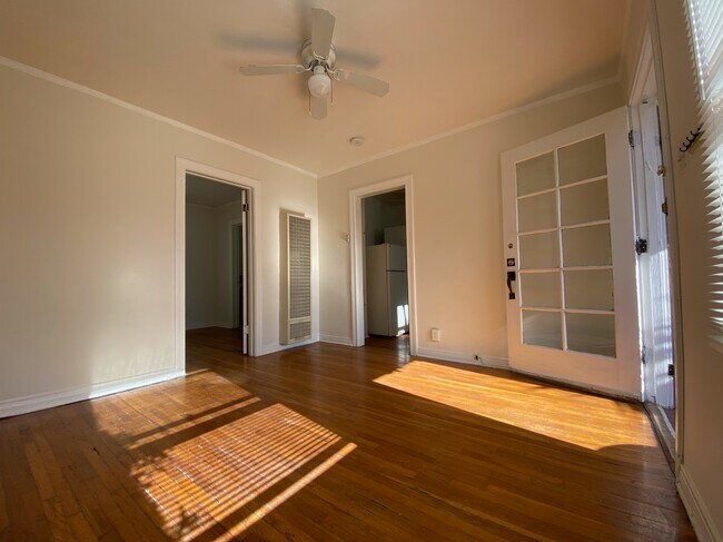 Building Photo - 812 N Hayworth Ave