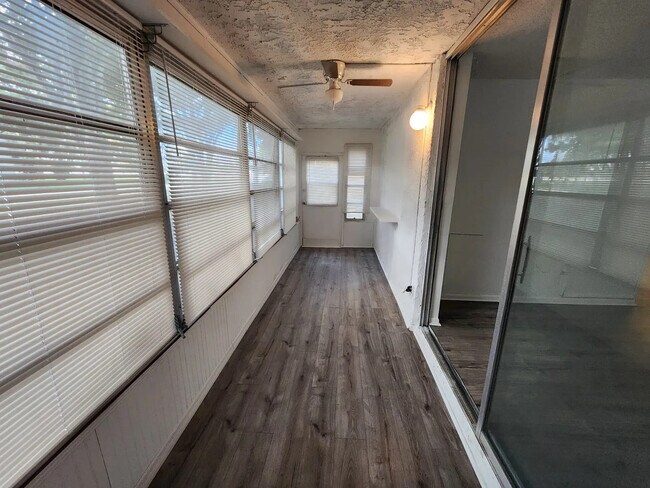 Foto del edificio - 9091 Lime Bay Blvd