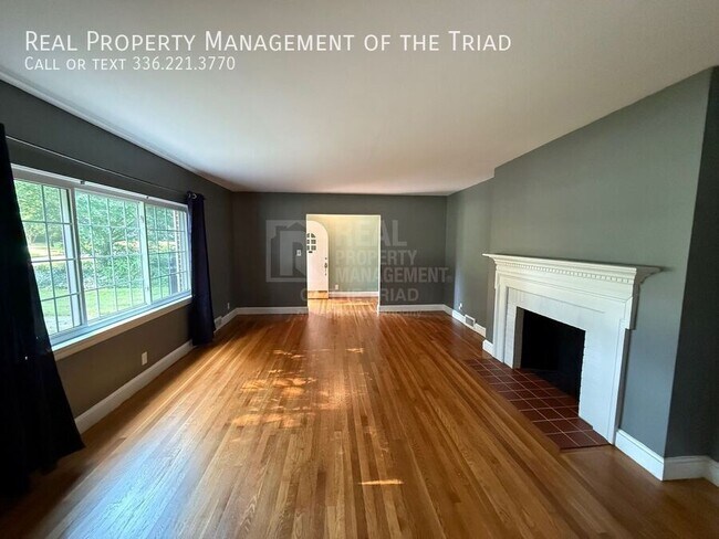 Foto del edificio - 3300 Anderson Dr