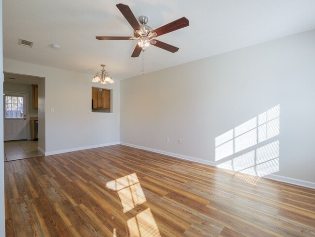 Building Photo - 2 bed/ 2.5 bathroom townhome. New move ins...