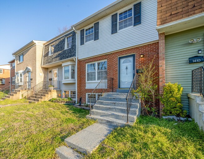 Building Photo - Terrific townhouse with off-street parking...