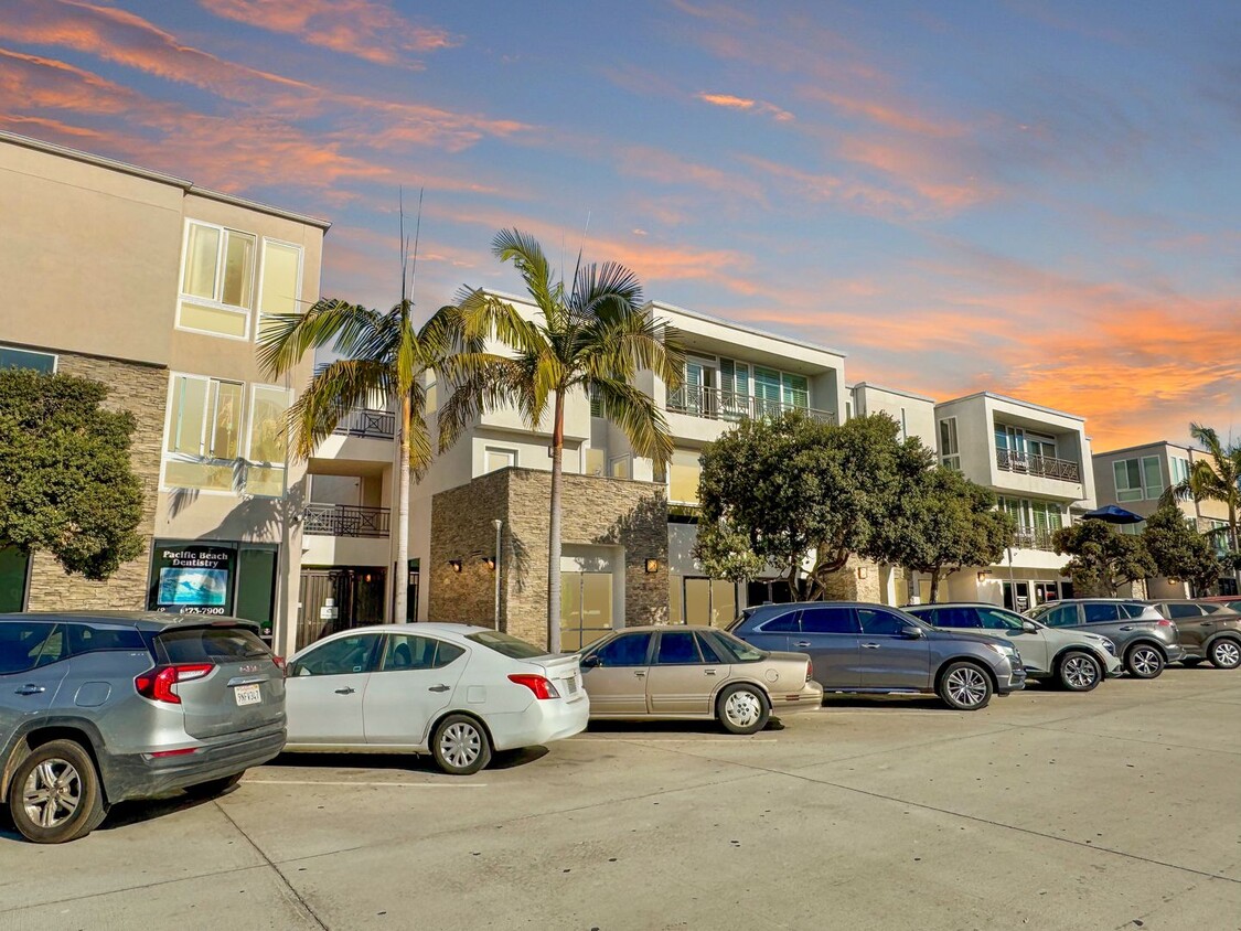 Foto principal - Stunning 2B/2BA Condo Blocks Away from the...