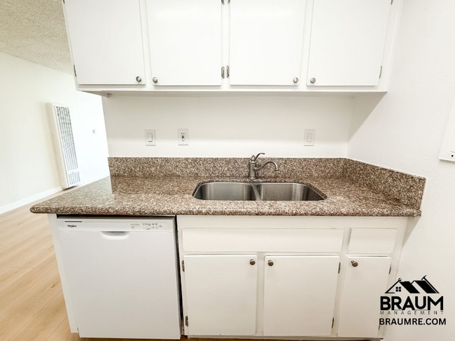 Foto del edificio - 5461 Kester Ave