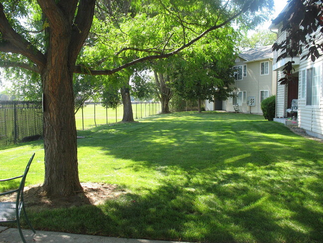 Building Photo - 2bed, 1bath, 950 Sq.ft. apartment (2nd Flo...