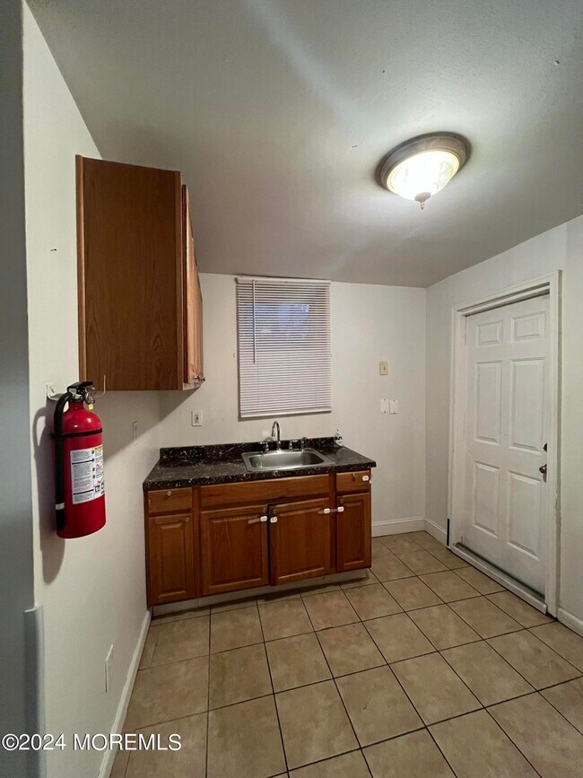 Building Photo - 462 Compton Ave