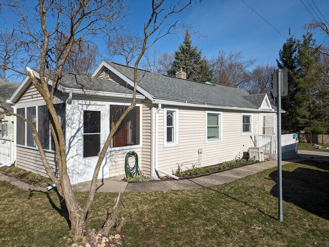 Building Photo - 617 Wright St NE