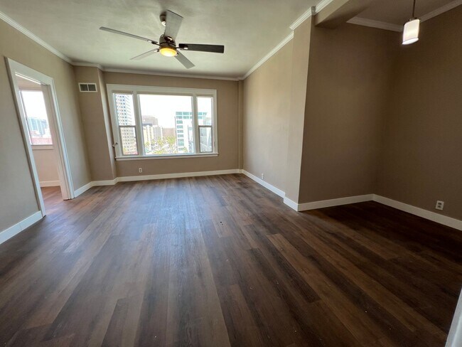 Foto del edificio - REDUCED REDUCED REDUCED:  Spacious studio ...