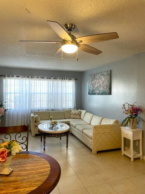 Foto del edificio - 142 Lake Dora Dr