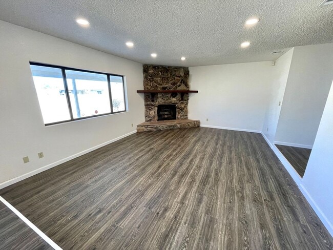 Foto del edificio - Newly Remodeled 3 Bedroom Home off of Hancock Rd!