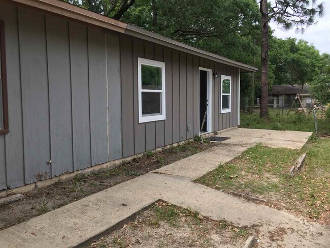 Building Photo - 1350 Langley Ave