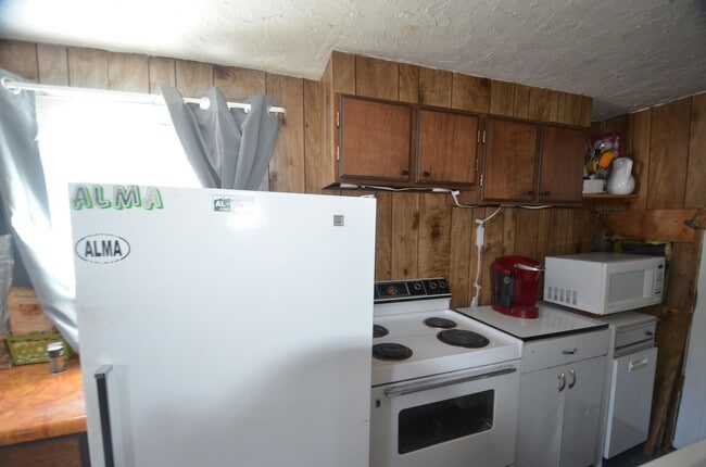 Building Photo - 20 Minutes to Breckenridge! Wood burning f...