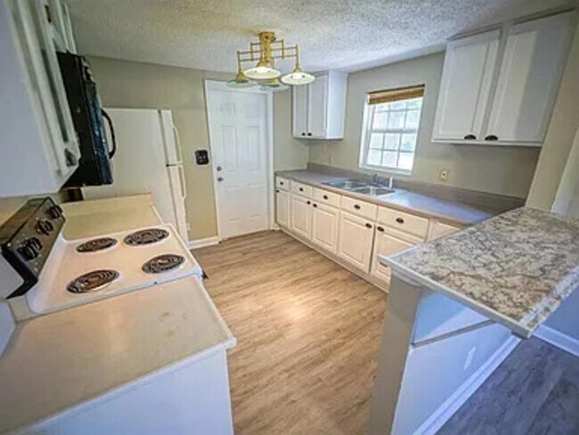 Foto del edificio - 4807 Center Dr