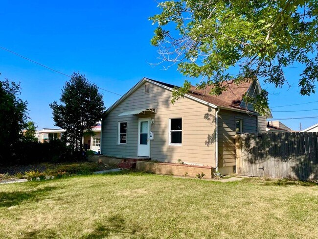 Building Photo - Mountain View Bungalow w/Garage and A/C