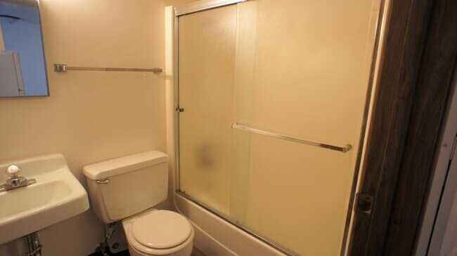 Foto del edificio - 1 Bedroom Lower Apartment Available May 1st!