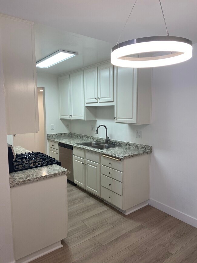 Foto del edificio - 6750 Glade Ave