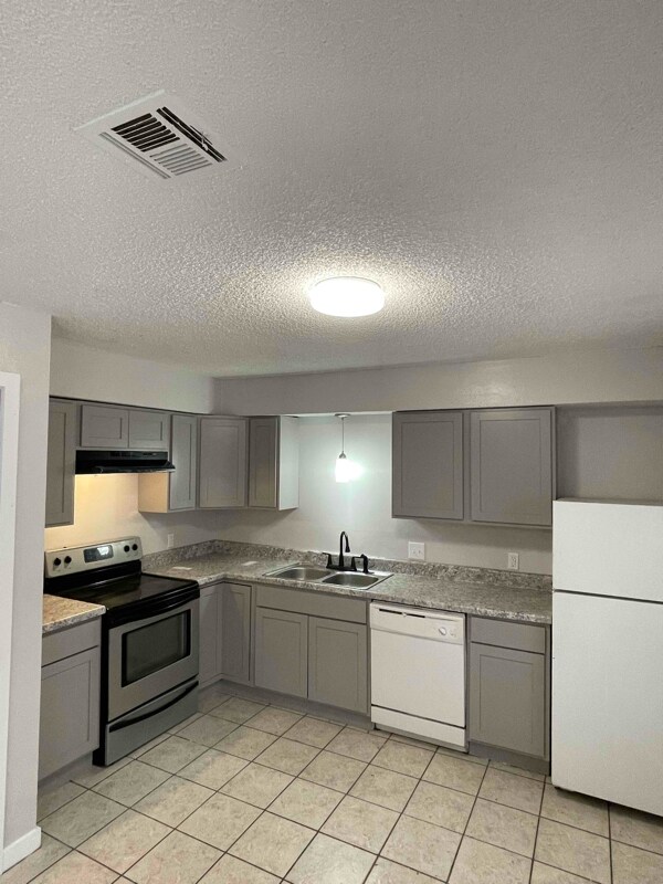 Primary Photo - 222 N Hoke St