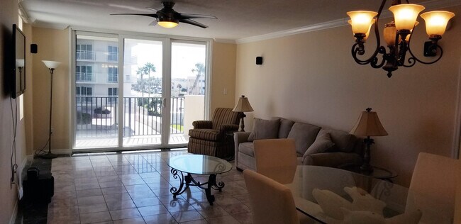 living room - 2947 S Atlantic Ave