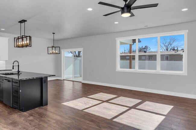 Photo - 681-628 28 Rd Townhome