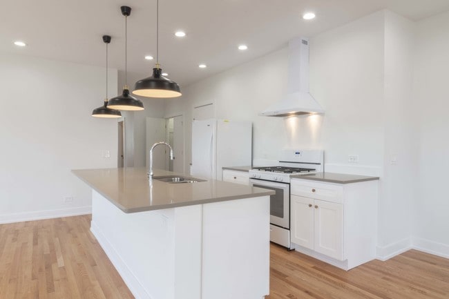 Foto del edificio - 5601 W Belmont Ave