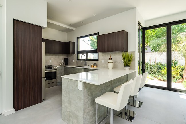 Foto del edificio - 370 N San Vicente Blvd