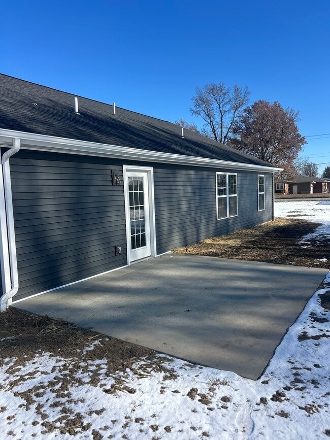 Building Photo - 302 Jennifer