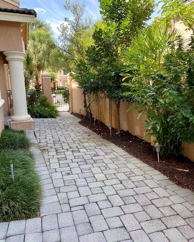 2697 Center Ct Dr Unit 113, Weston, FL 33332 Condo for Rent in