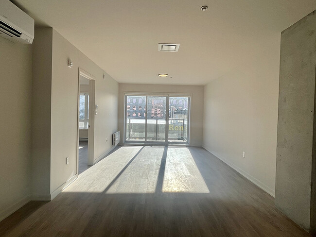 Building Photo - 3550 Rue Jean-Brillant