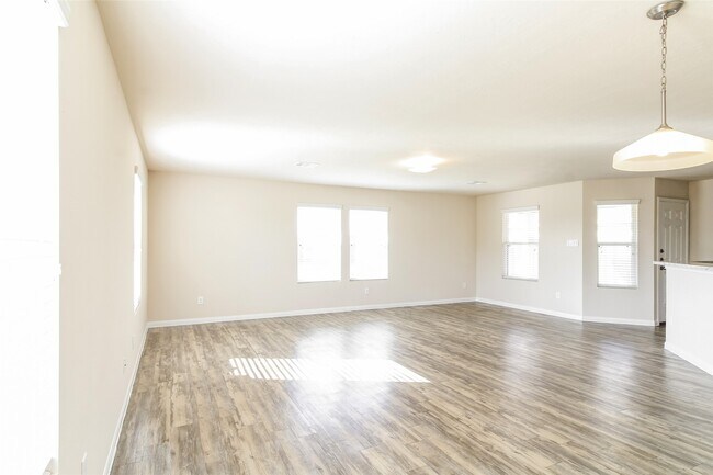 Foto del edificio - 6119 Peaceful Ridge Dr