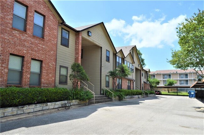 Building Photo - 903 Romeria Dr