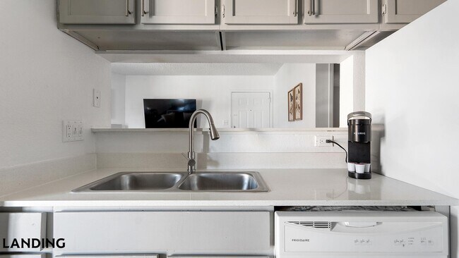 Foto del edificio - 1071 Clayton Ln