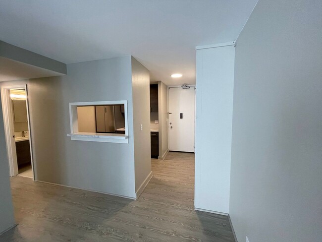 Foto del edificio - Pet Friendly 1 bed, 1 bath, 1 parking in A...