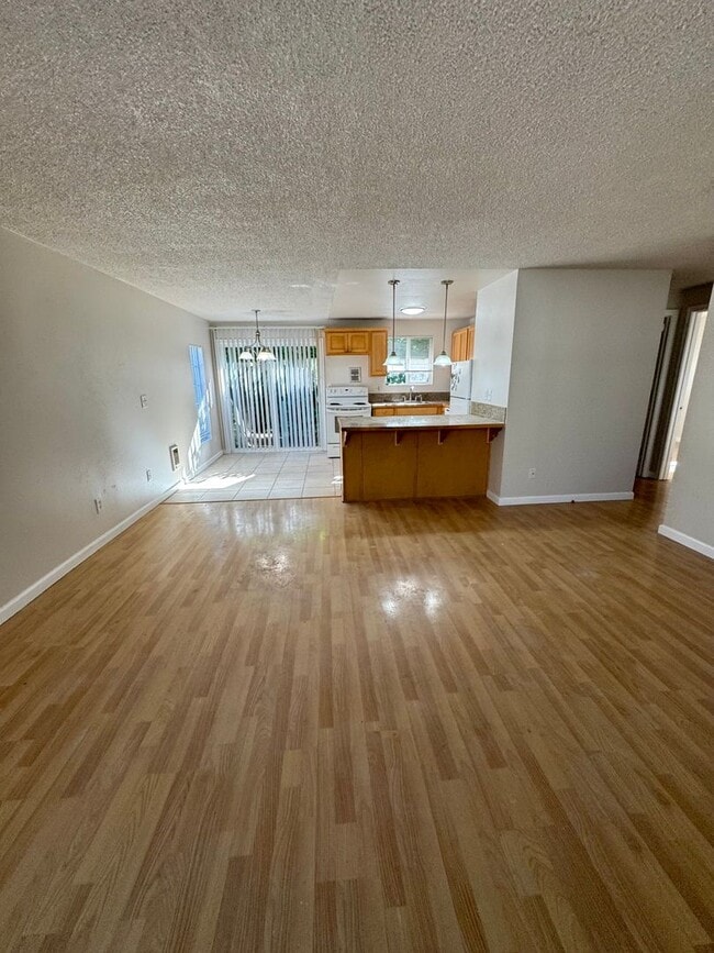 Building Photo - 4009-4009 SE 33rd Pl