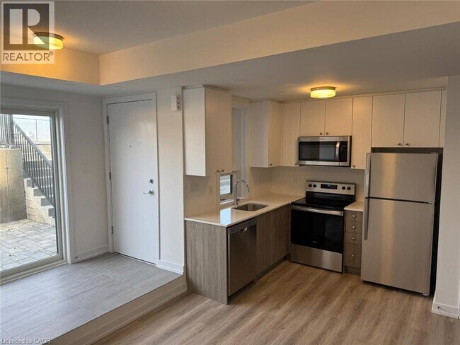 Building Photo - 25 Palace St