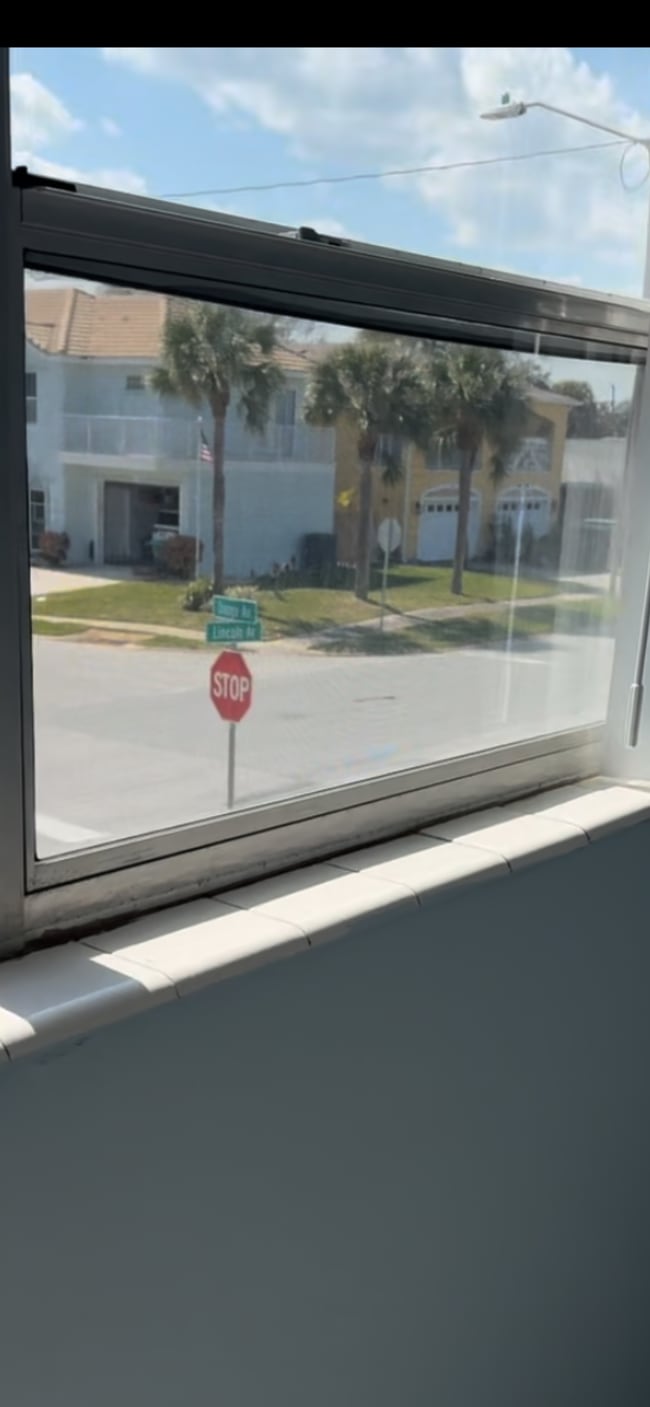 Building Photo - 302 Lincoln Ave