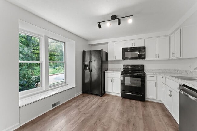 Building Photo - 8161 Sheffield Ct