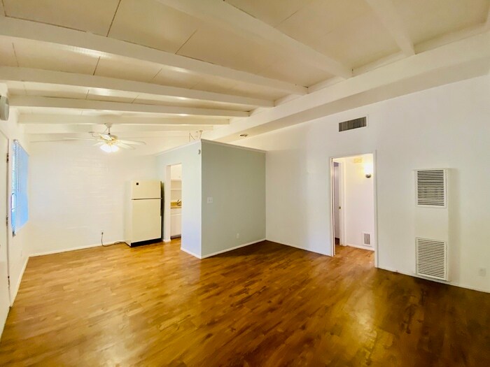 Primary Photo - Spacious 1 Bedroom Home with Vaulted Ceili...