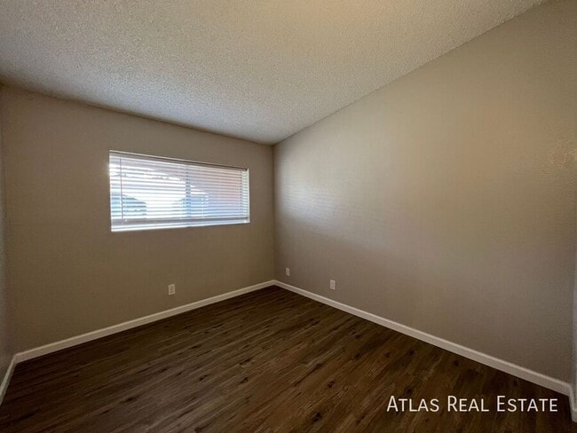 Building Photo - 4140 N Fremont Ave