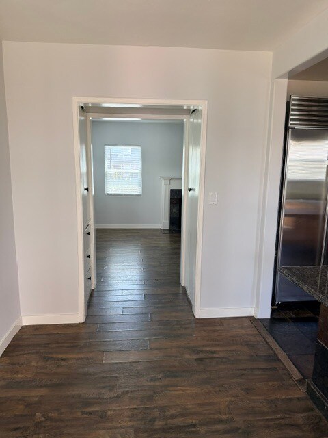 Pasillo desde la cocina hasta la sala de estar. - 5943 Tujunga Ave